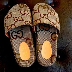 Brown GG label platform flip flops